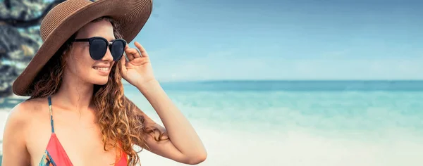 Joyeux jeune femme à la plage en vacances d'été . — Photo