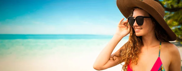 Joyeux jeune femme à la plage en vacances d'été . — Photo