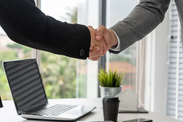 Zakenman handdruk zakenvrouw in functie. — Stockfoto