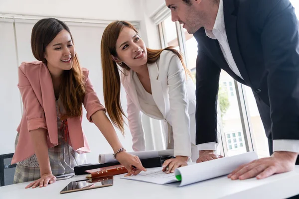 Homme d'affaires et femmes d'affaires travaillant dans le bureau. — Photo