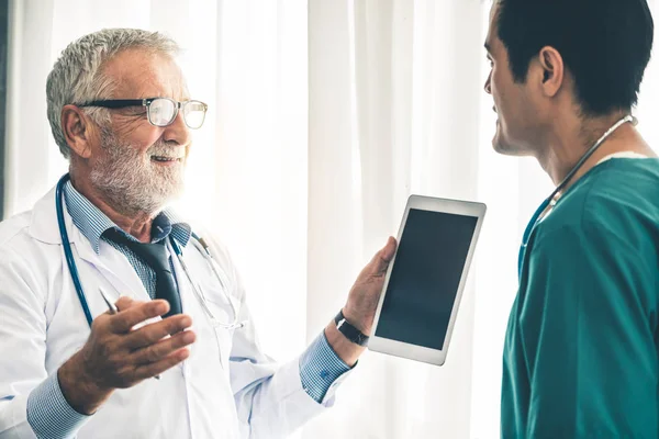 Medici che lavorano con tablet in ospedale . — Foto Stock