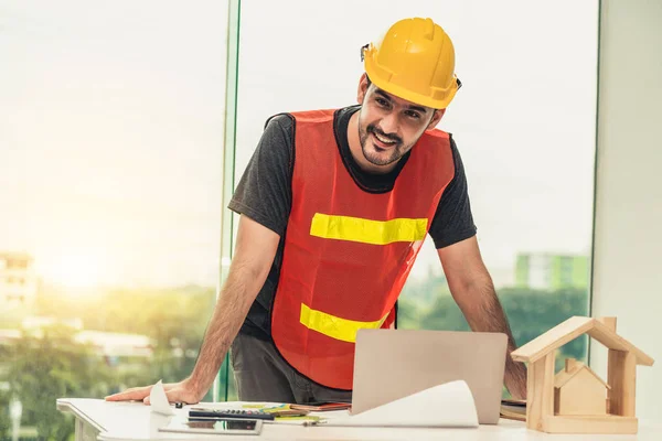 Byggnadsingenjör arbetstagare som arbetar i Office. — Stockfoto