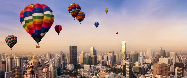 Sıcak hava balonu festivali ile Urban cityscape.