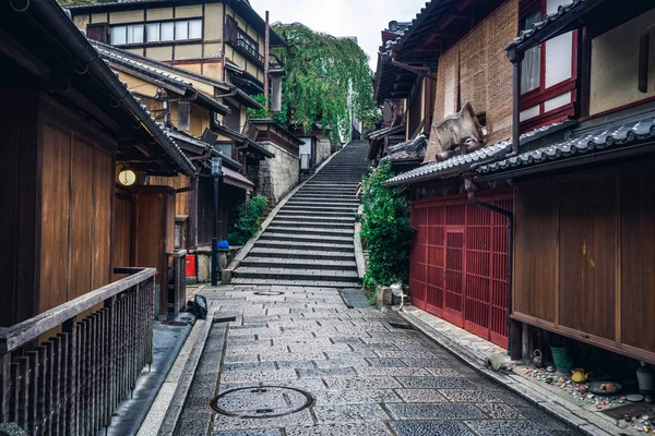 Вулиця в Старому місті Хіґасіяма, Кіото, Японія — стокове фото