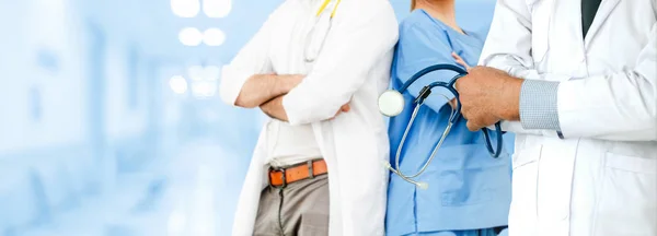 Médico que trabaja en el hospital con otros médicos . — Foto de Stock