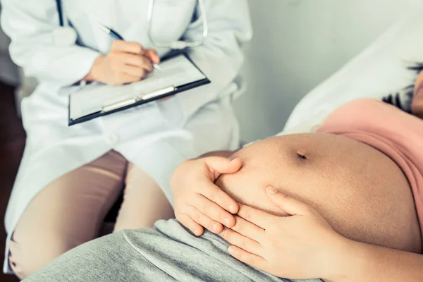 Gravid kvinna och gynekolog doktor vid sjukhuset — Stockfoto