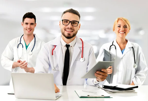 Médico que trabalha no hospital com outros médicos . — Fotografia de Stock