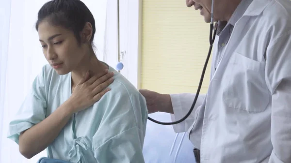 Médico cuidar do paciente no hospital ou clínica médica. Conceito de saúde. — Fotografia de Stock