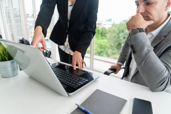 Empresario y empresaria que trabaja en el cargo. — Foto de Stock