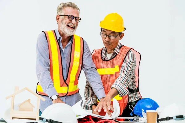 Senior ingenjör och arkitekt som arbetar med teckning — Stockfoto