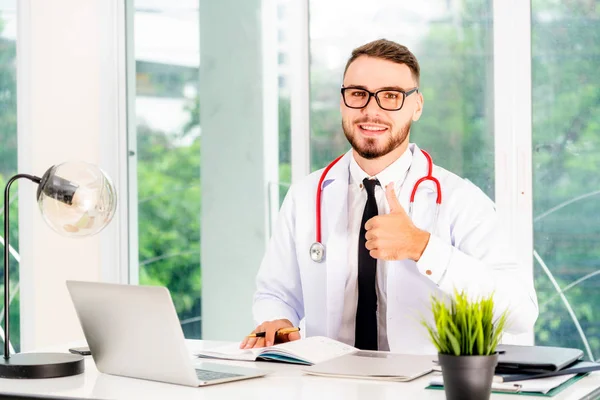 Médico trabajando en el hospital ordenador portátil . — Foto de Stock