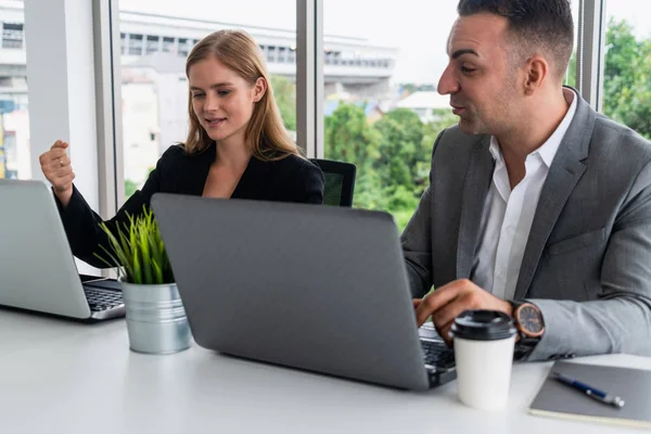 Affärsman och affärskvinna som arbetar på kontoret. — Stockfoto