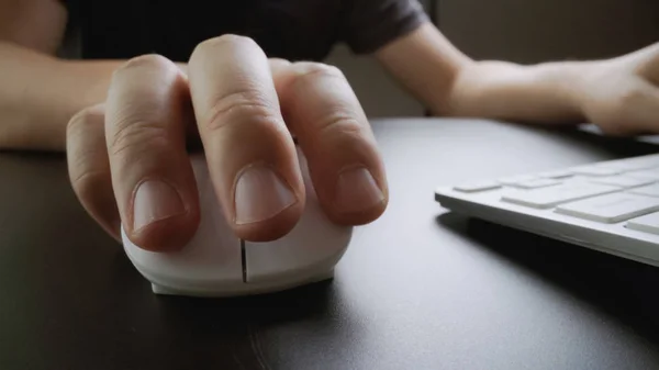 Primer plano de enfoque suave digitación del dedo en el teclado . —  Fotos de Stock