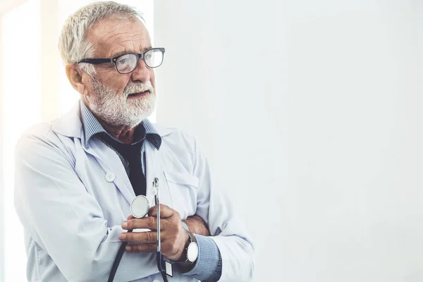 Hastanede çalışan kıdemli erkek doktor. — Stok fotoğraf