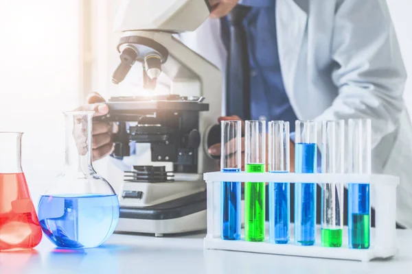 Cientista que trabalha em laboratório farmacêutico . — Fotografia de Stock