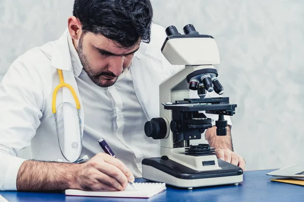 Läkare med Mikroskop i sjukhus laboratorium. — Stockfoto