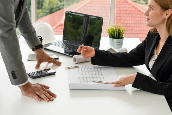 Architekt und Ingenieur arbeiten mit Zeichnung. — Stockfoto