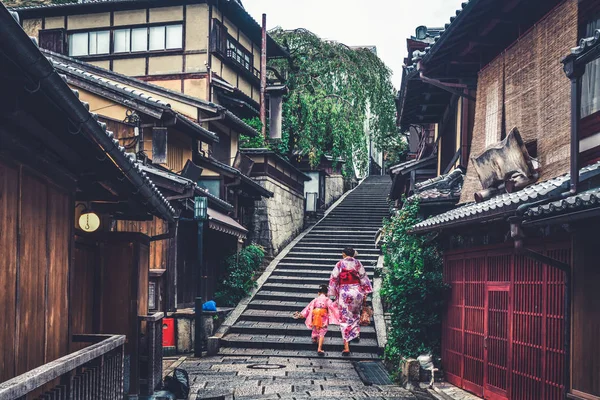 Viaggiatore nel distretto di Higashiyama, Kyoto, Giappone — Foto Stock