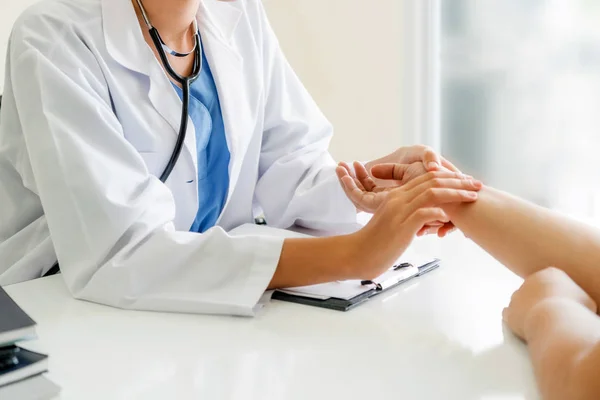 Femme médecin et patiente au bureau de l'hôpital — Photo