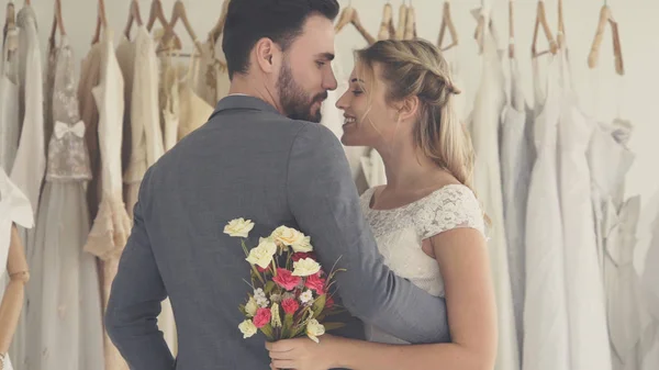 Novia y novio en la ceremonia de preparación de vestido de novia . — Foto de Stock