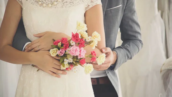 Novia y novio en la ceremonia de preparación de vestido de novia . —  Fotos de Stock