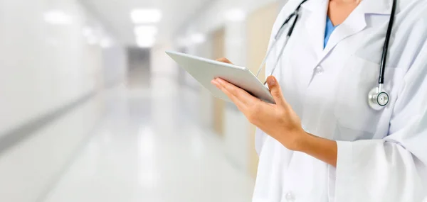 Medico che utilizza tablet in ospedale. — Foto Stock