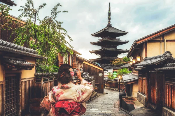 Viajero en el Distrito de Higashiyama, Kyoto, Japón —  Fotos de Stock