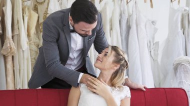 Gelin ve damat gelinlik töreni hazırlamak.