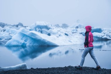 Izlanda 'da Jokulsarlon buzul lagünü seyahat.
