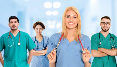 Doktor diğer doktorlar ile hastanede çalışıyor.