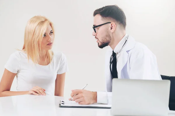 Médico e paciente do sexo masculino no consultório do hospital — Fotografia de Stock