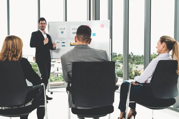 İş kadınları ve işadamları grup toplantısında.