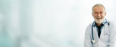 Hastanede çalışan kıdemli erkek doktor.