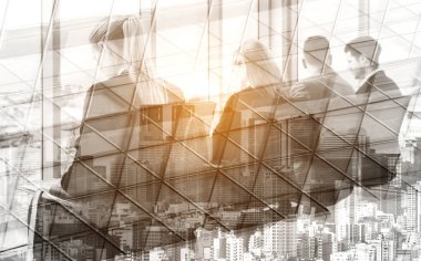 Ofis binası ve iş anlaşmasının ortaklık başarısını gösteren kişiler konferans grubu toplantısı ile soluk iş soyut arka plan çift pozlama görüntü.