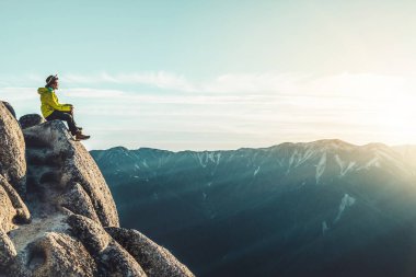 Yürüyüşçü Japonya'da dağda trekking etkinliği yapmak.
