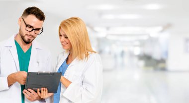 Doktorlar iş arkadaşlarıyla hastanede çalışıyorlar..