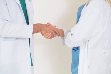 Gp doktor cerrahi doktor ile el sıkışıyor.