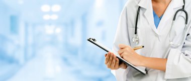 Hastane ofisinde çalışan kadın doktor..