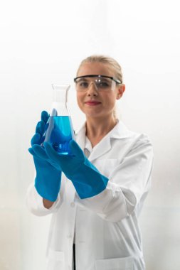 Kimyager laboratuvarında çalışan kadın bilim adamı.