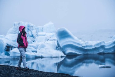 Izlanda 'da Jokulsarlon buzul lagünü seyahat.