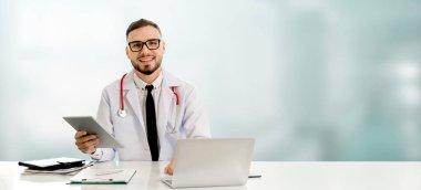 Hastanede tablet bilgisayar kullanan bir doktor..