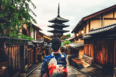 Traveler in Higashiyama District, Kyoto, Japonya