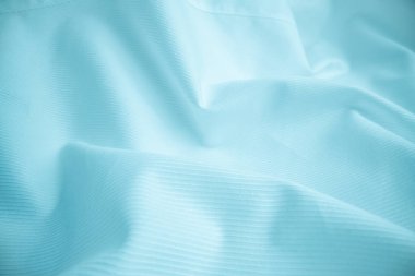 Makro çekimde parlak akan bez dokusu.