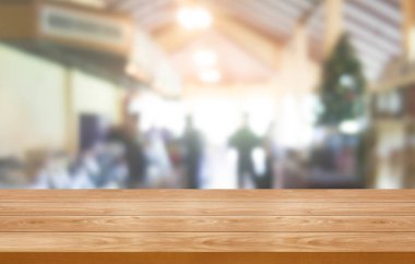 Modern restoranın bulanık arka planda ahşap masa