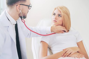 Hastane Ofisinde Erkek Doktor ve Kadın Hasta