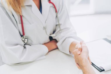 Kadın Doktor ve Erkek Hasta Hastane Ofisinde