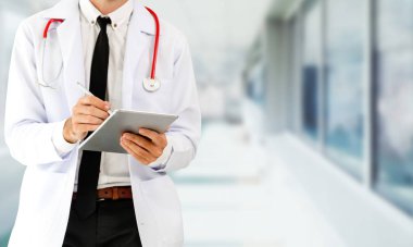 Hastanede tablet bilgisayar kullanan bir doktor..