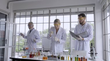 Bilim adamları laboratuarda bilim ekipmanlarıyla çalışıyor. Bilimsel araştırma kavramı.