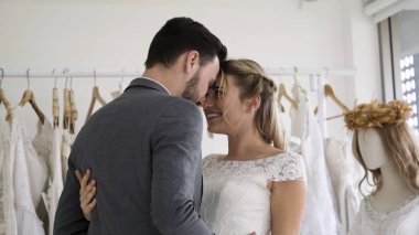 Gelin ve damat gelinlik töreni hazırlamak.