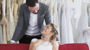 Gelin ve damat gelinlik töreni hazırlamak.